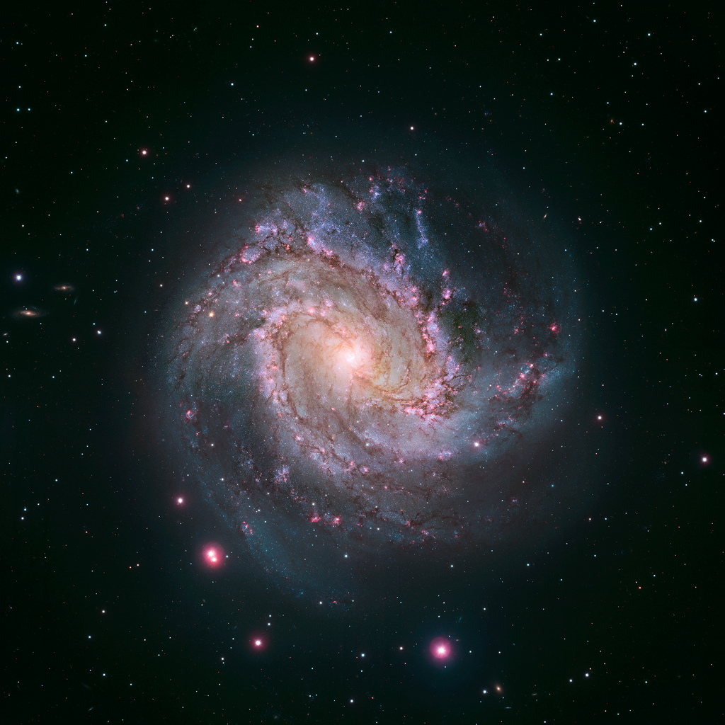 La galaxia espiral M83. Cerca del centro luminoso se encuentra el microcuásar MQ1 con el agujero negro. Fuente: NASA/ESA/Hubble Heritage Team (STScI/AURA).