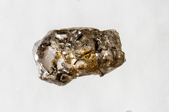 Muestra del diamante de Juína (Brasil) que contiene ringwoodita rica en agua. Imagen: Richard Siemens. Fuente: Universidad de Alberta.