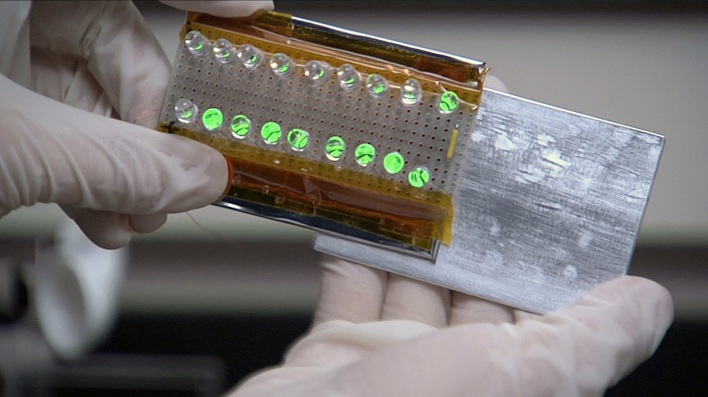 Deslizar dos materiales entre sí puede iluminar una serie de LEDs. Fuente: Georgia Tech.