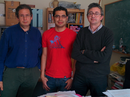De izquierda a derecha, los físicos Enrique Ruiz Arriola, Rodrigo Navarro Pérez y José Enrique Amaro Soriano, en su despacho de la UGR. Fuente: UGR.