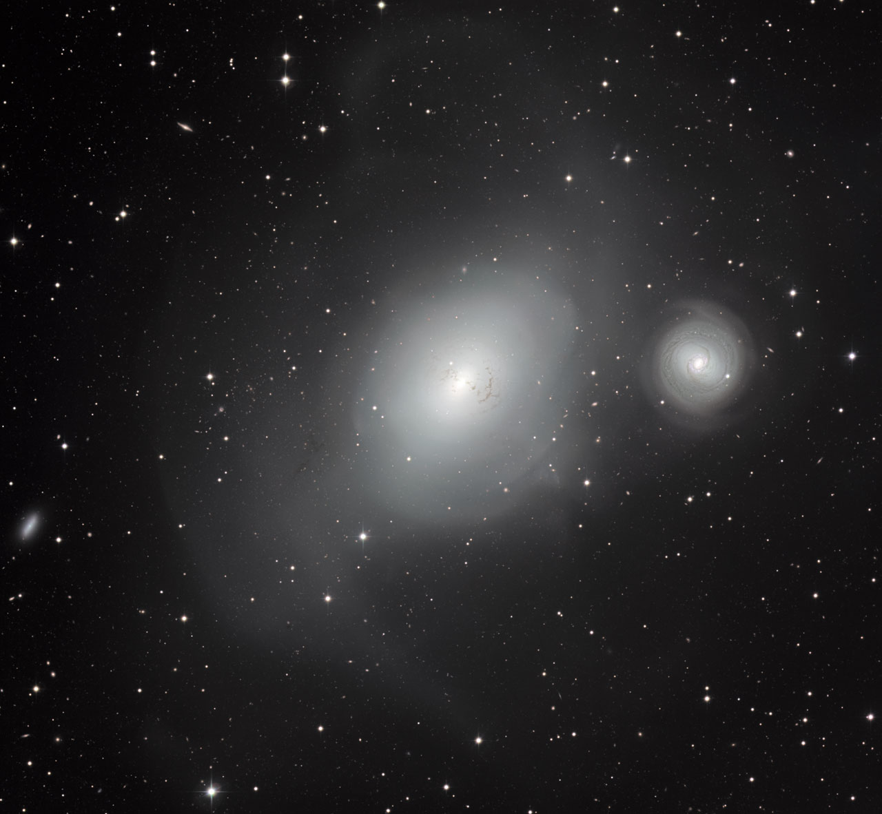 Galaxias NGC 1316 (izquierda) y NGC 1317 (derecha). Fuente: ESO.