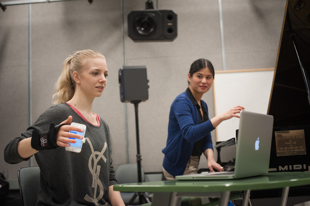 Pieteke MacMahon ensaya con la aplicación iPhone Piano. Fuente: Martin Dee/UBC