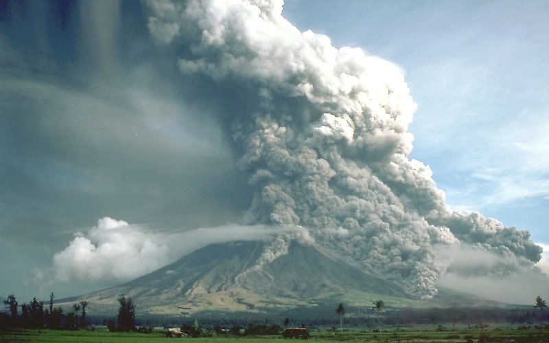 Erupción del Monte Mayón, de Filipinas, en 1984. Imagen: C.G. Newhall. Fuente: Wikipedia.