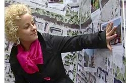 Una joven experimenta con el cartel parlante. PF.