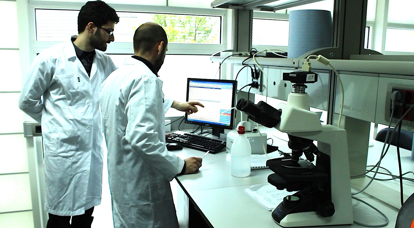 David Horna en el laboratorio de Aglaris Cell del Parque Científico de Madrid. Imagen: PCM. Fuente: SINC.