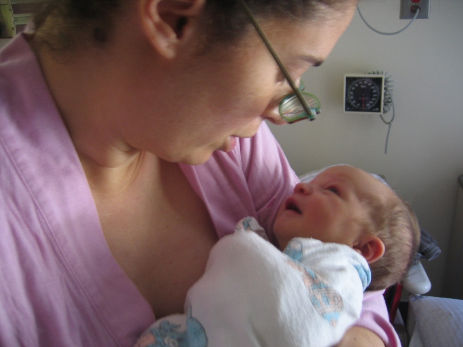 Mejorar los servicios de parto salvaría muchísimas vidas en 73 países del mundo. Imagen: Tiarescott. Fuente: Flickr.