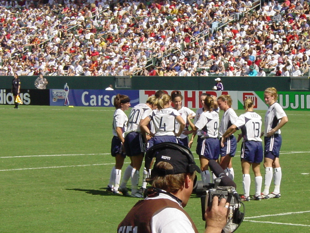 La selección estadounidense de fútbol femenino, en la Copa del mundo de 2003. Imagen: ExperienceLA. Fuente: Flickr.