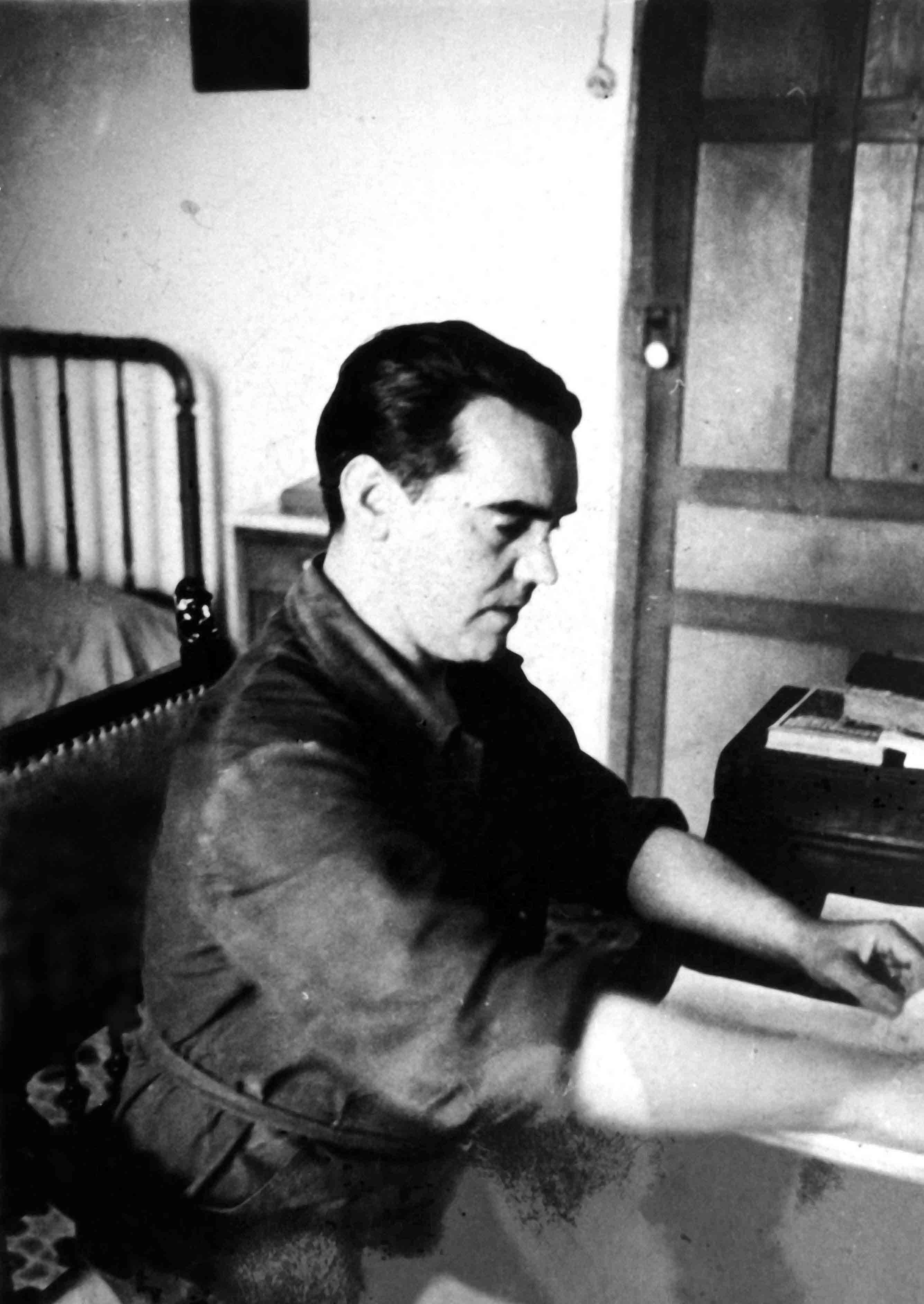 Federico García Lorca en su escritorio, en 1935. Imagen: Eduardo Blanco Amor. Fuente: Archivo fotográfico de Eduardo Blanco Amor. Biblioteca de la Diputación de Ourense.