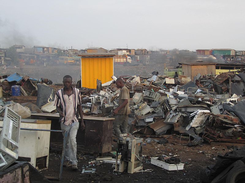 Pobladores de Ghana trabajando en Agbogbloshie. Fuente: Wikimedia.org.