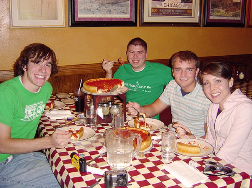 Los amigos que cenan juntos acaban pidiendo cosas parecidas. Imagen: Chris Metcalf. Fuente: Flickr.
