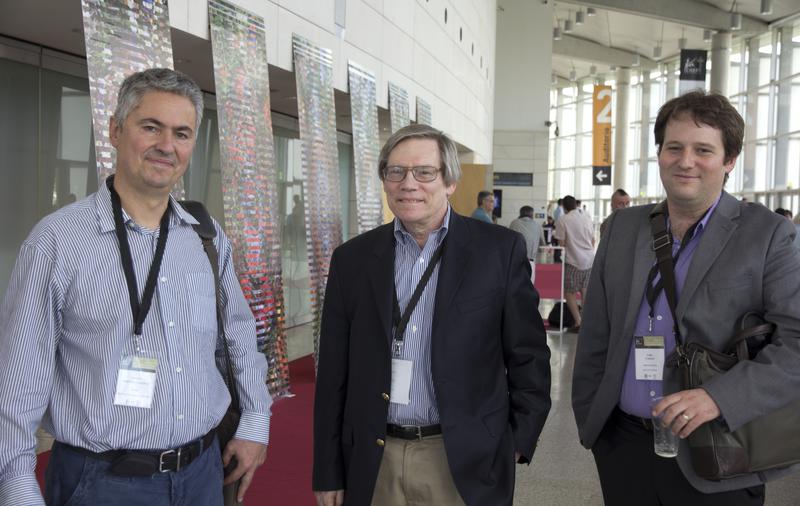 Alan Guth; Roger O'Brient, de BICEP; y Enrique Martínez, de Planck, juntos en el ICHEP2014 en Valencia. Imagen: Antonio Calvo Roy.