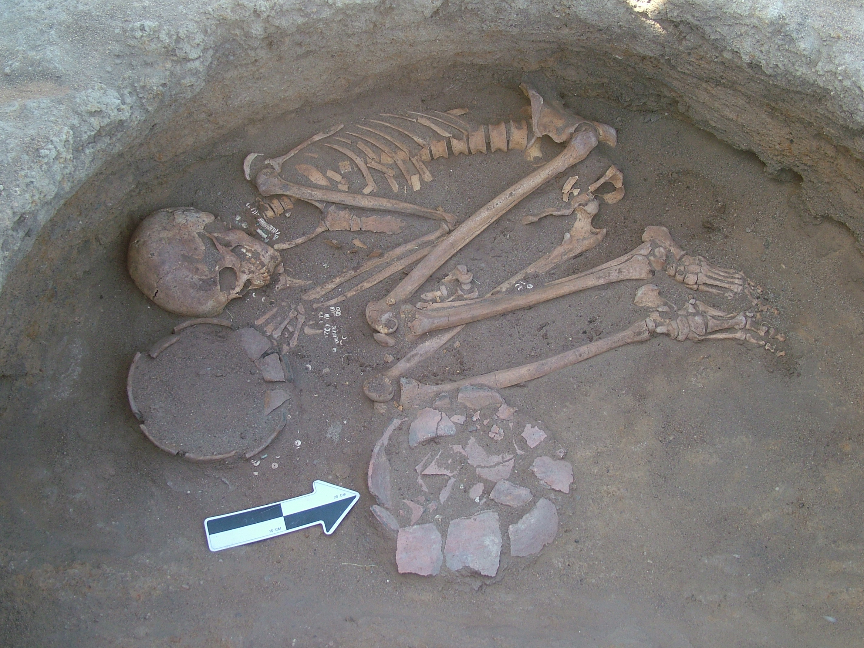 Una de las tres tumbas más ricas del último periodo meroítico identificadas en el cementerio, de un hombre joven. Imagen: Donatella Usai/Centro Studi Sudanesi e Sub-Sahariani. Fuente: Sinc.