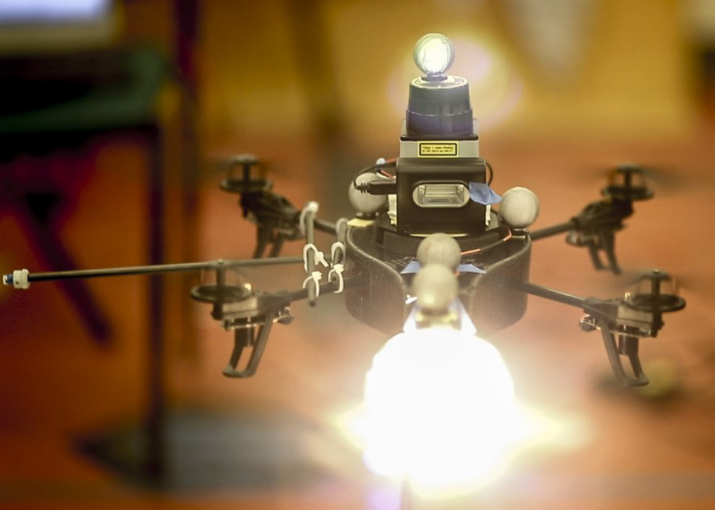 El dron está equipado con una fuente de luz continua, un flash y un telemetro láser. Fuente: MIT