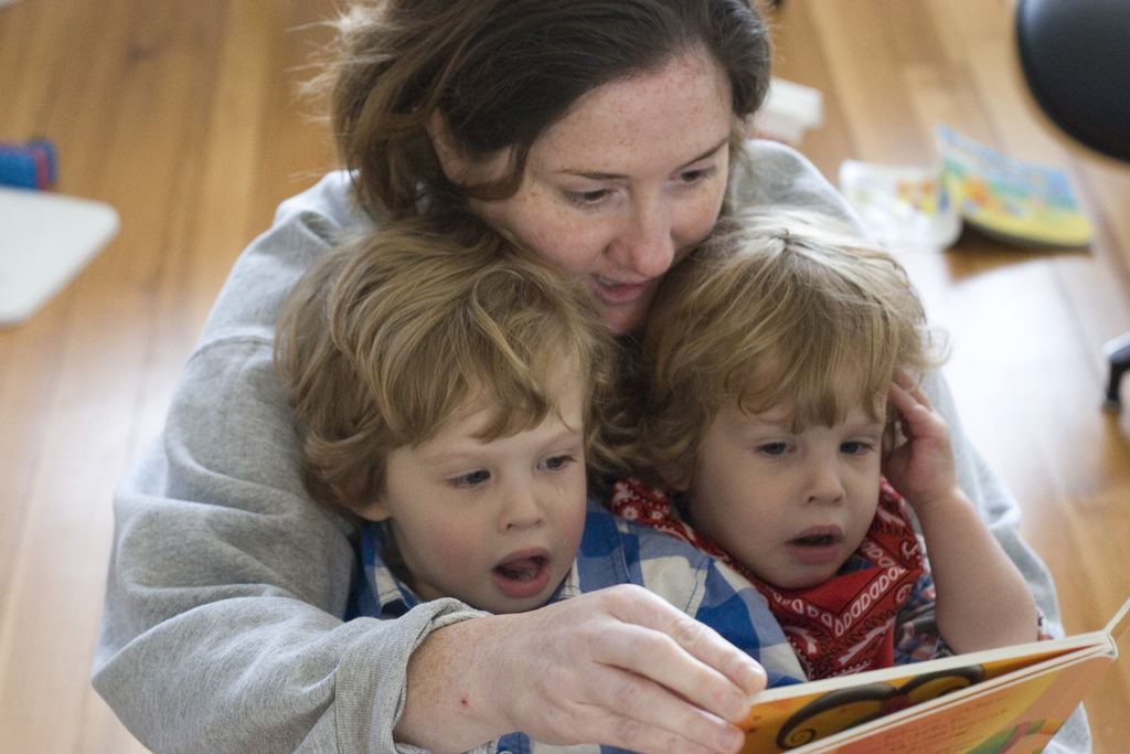 Las diferencias entre gemelos al aprender a leer influyen en su aprendizaje en general. Imagen: surlygirl. Fuente: Flickr.