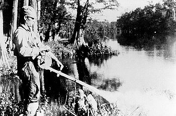 Un operario fumiga la ribera de un río con DDT en 1958, para erradicar los mosquitos que difundían la malaria. Fuente: Wikipedia.