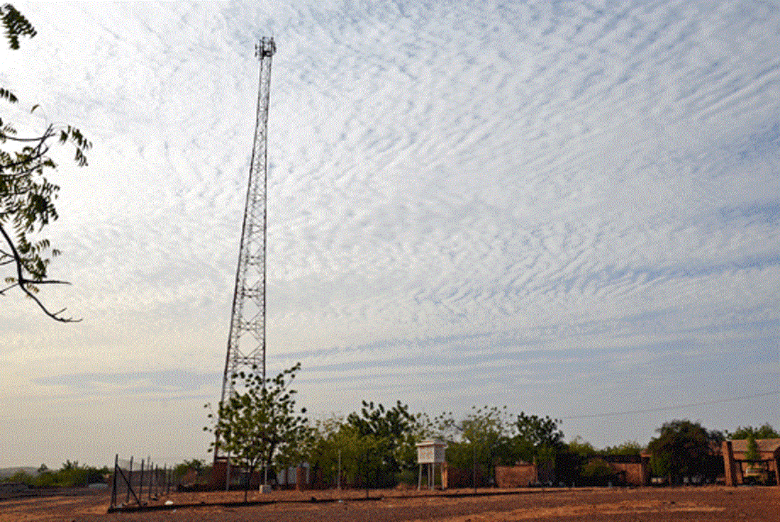Torre con antena de telecomunicaciones y estación de medida meteorológica en Burkina Faso. Imagen: F. Cavenaze. Fuente: IRD.