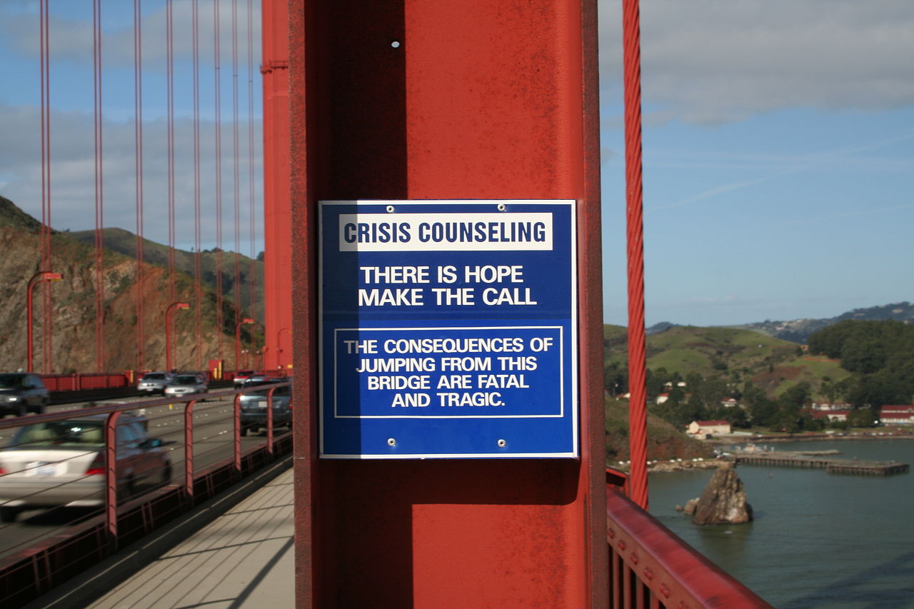 Cartel destinado a frenar los suicidios en el Golden Gate de California. Fuente: Wikipedia.
