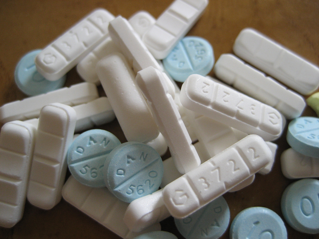 Pastillas de Xanax (alprazolam) y Valium (diazepam), dos tipos de benzodiacepinas. Imagen: Dean812. Fuente: Flickr.