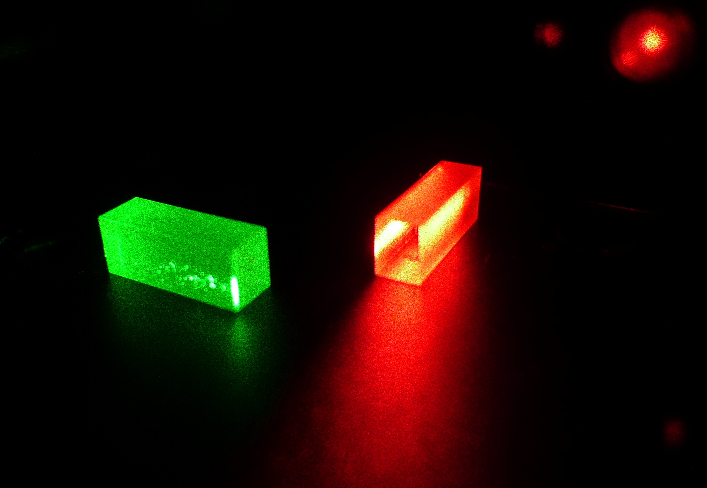 Cristales que contienen la información fotónica tras el teletransporte. Fuente: Grupo de Física Aplicada/UniGe.