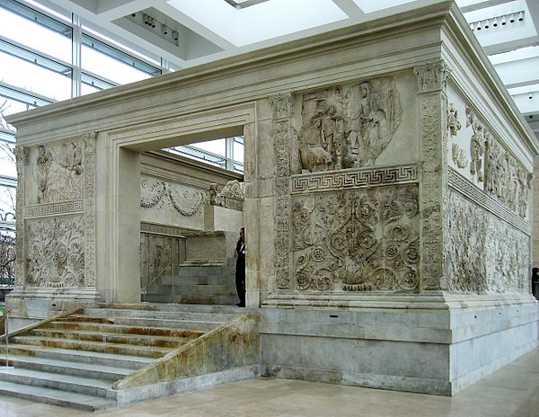 El altar Ara Pacis Augustae, en Roma, uno de los monumentos que podrán explorarse en la exposición virtual 'Las llaves de Roma'. Imagen: Manfred Heyde. Fuente: Wikipedia.