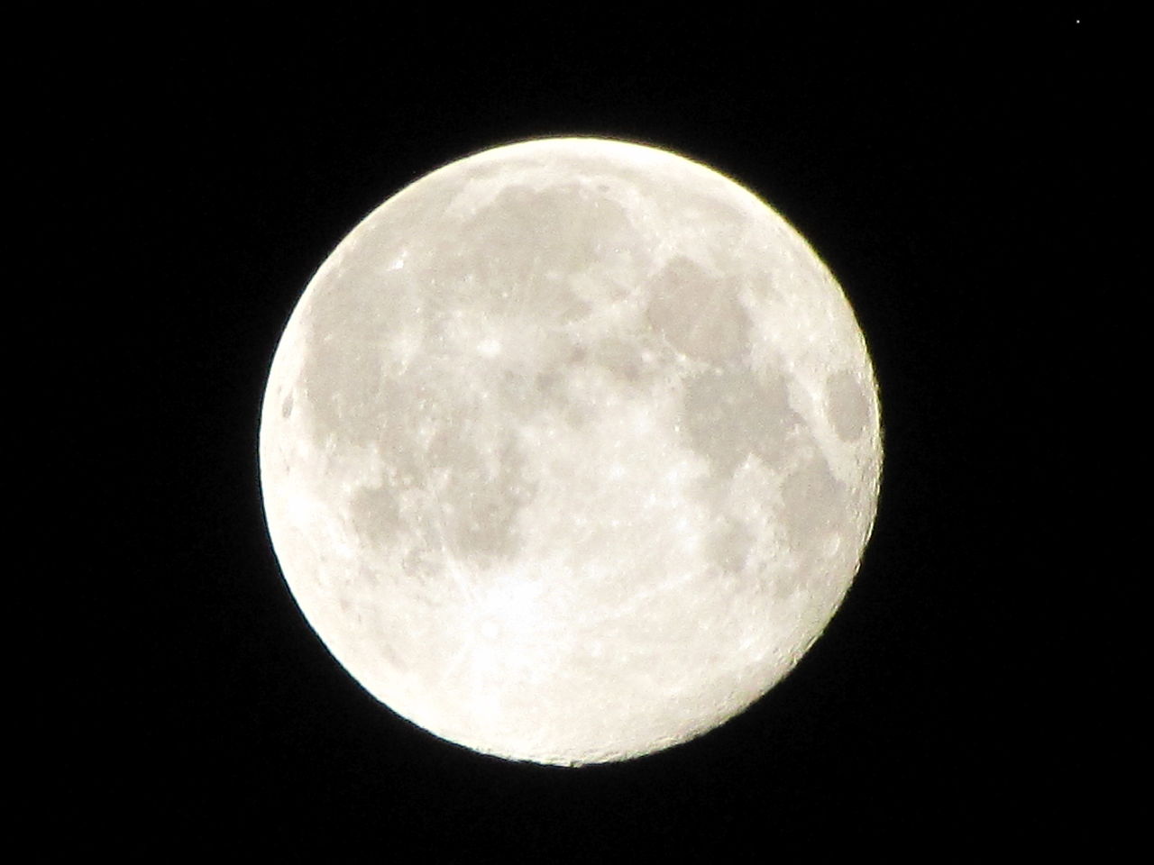 Luna llena vista desde el hemisferio norte el 13 de julio de 2014, fecha en que la fase llena coincidió con el perigeo. Imagen: Gerardo Noriega. Fuente: Wikipedia.