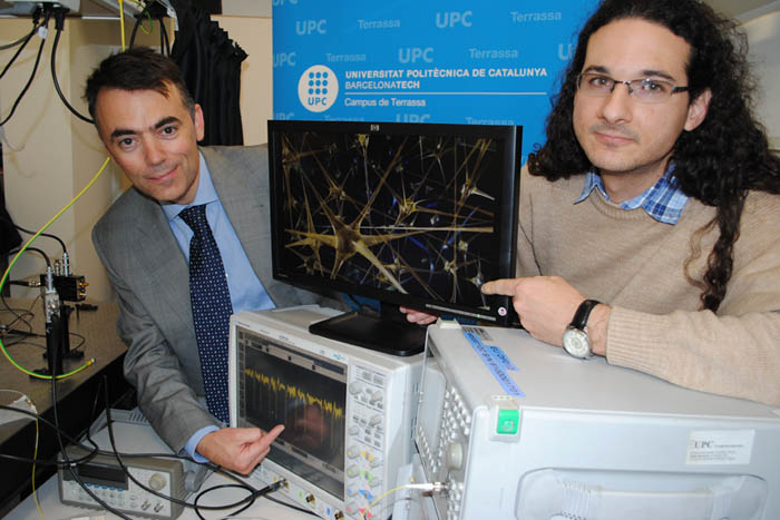 Los investigadores muestran las similitudes entre neuronas y la luz láser. Fuente: UPC.