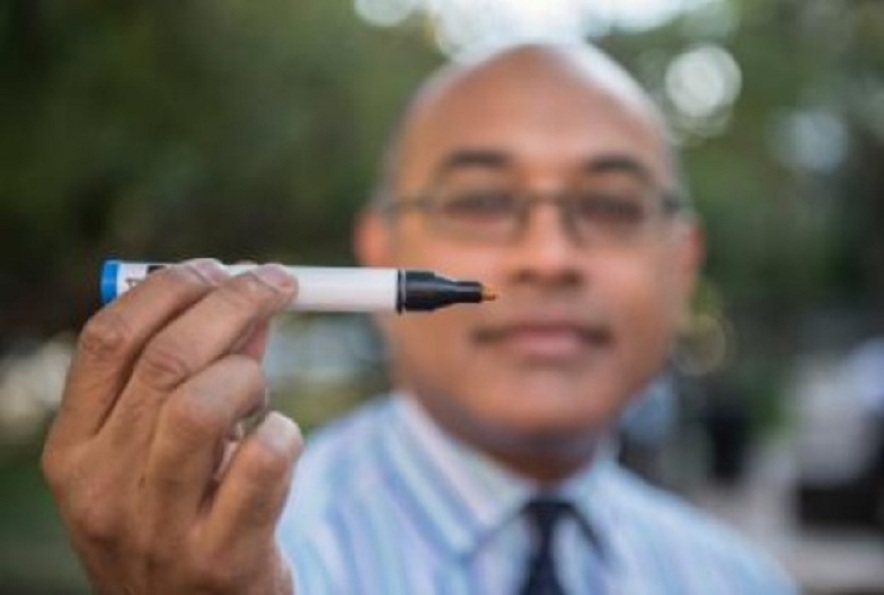 Jayant Pinto con uno de los dispositivos usados para probar la capacidad olfativa de los participantes en el estudio. Imagen: Robert Kozloff. Fuente: Universidad de Chicago.