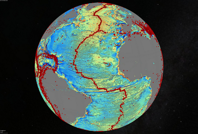 Un modelo de gravedad marino del Atlántico Norte. Los puntos rojos muestran la ubicación de los terremotos con magnitud superior a 5,5 y resaltan la ubicación actual de la expansión de crestas y fallas transformantes del fondo oceánico. Imagen: David Sandwell. Fuente: Instituto Scripps de Oceanografía, Universidad de California en San Diego (EEUU).