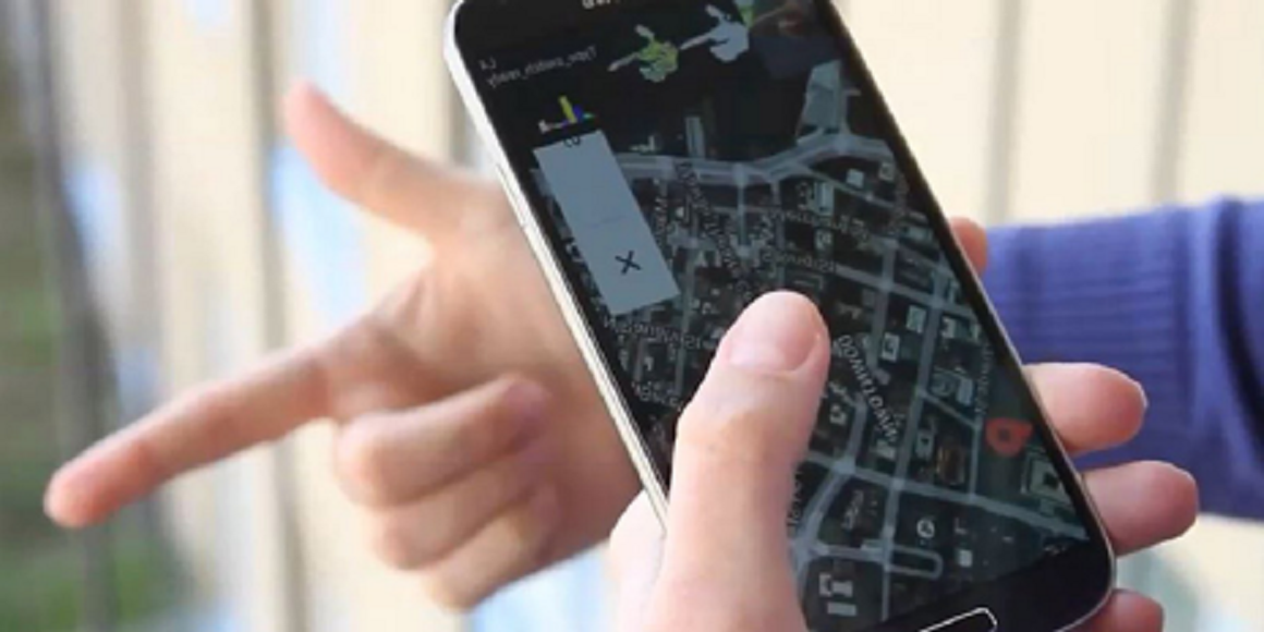 Una persona haciendo un gesto de disparo delante de la cámara de su smartphone. Fuente: ETH Zurich.