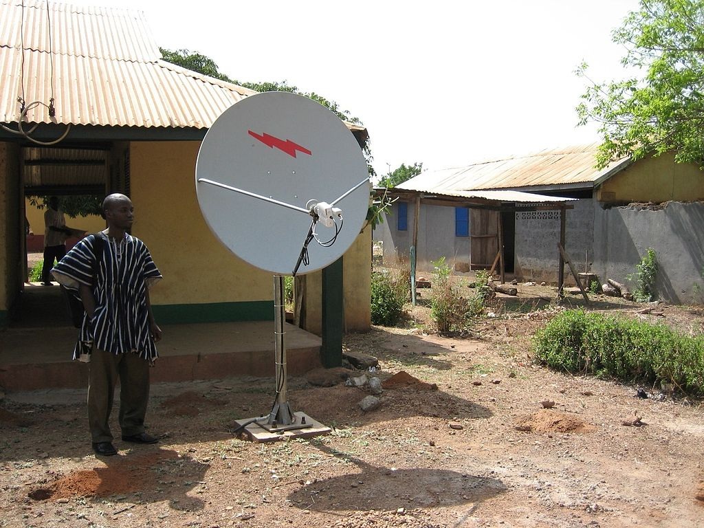 Conexión de internet por satélite en Ghana. Fuente: Instituto para la Cooperación y el Desarrollo Internacional (IICD).
