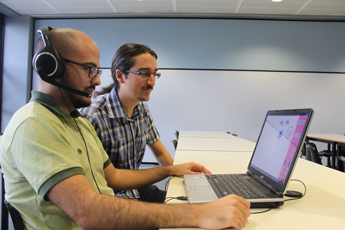 Jorge Pérez y Cecilio Delgado, con su herramienta informática. Fuente: UMH.