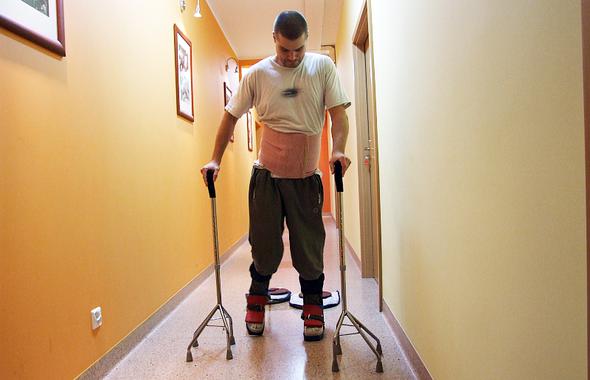 Un paciente realiza ejercicios de rehabilitación en el mismo centro que trata a Darek Fidyka. Fuente: Hospital Akson.