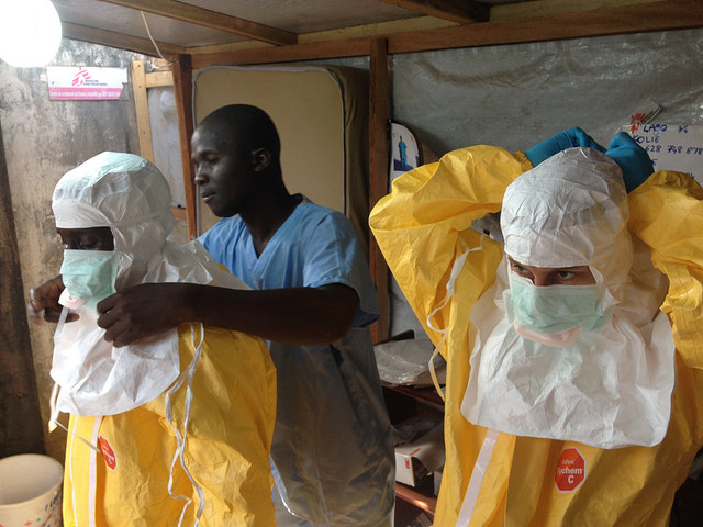 Sanitarios en África protegiéndose para hacer frente al ébola. Fuente: flicker.com