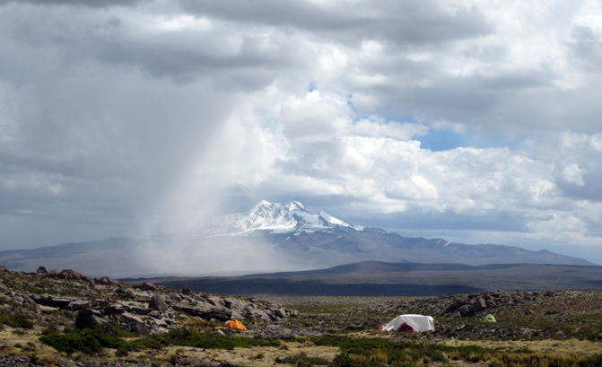 Campamento base en Pucuncho. Imagen: Matthew Koehler.