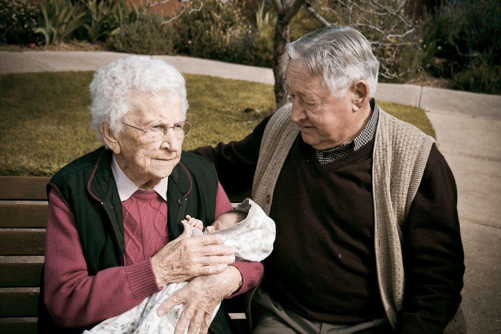 El envejecimiento de la población provocará que las defunciones superen en número a los nacimientos. Imagen: Adam Selwood. Fuente: Flickr.