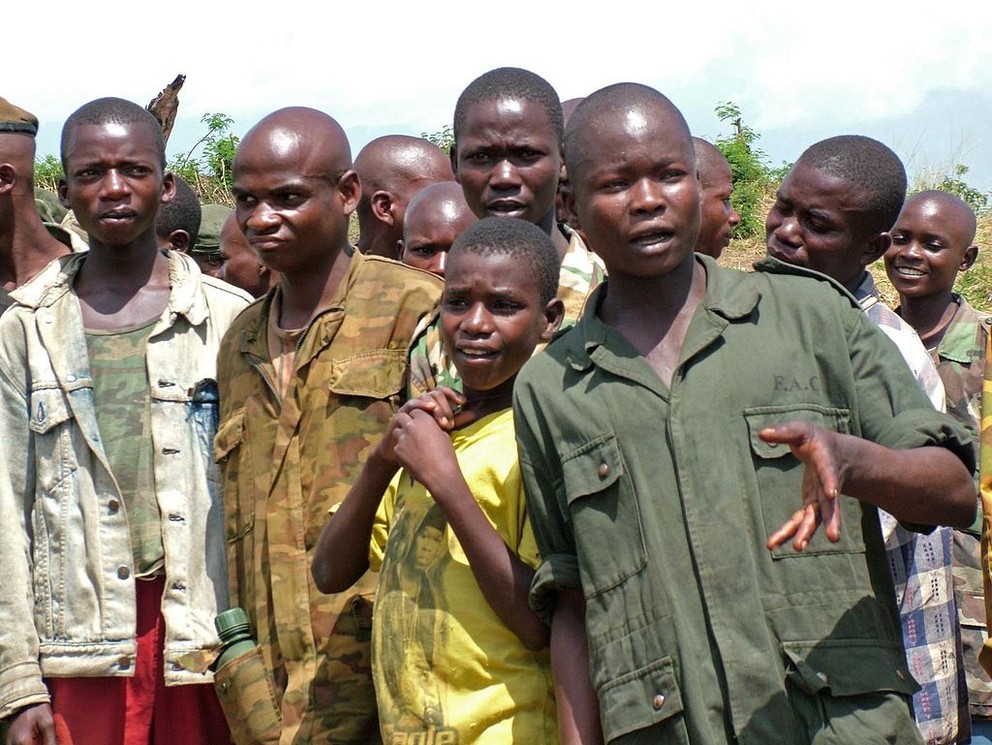 Niños soldado de la República del Congo. Imagen: L. Rose/USAID. Fuente: Universidad Estatal de Pensilvania.