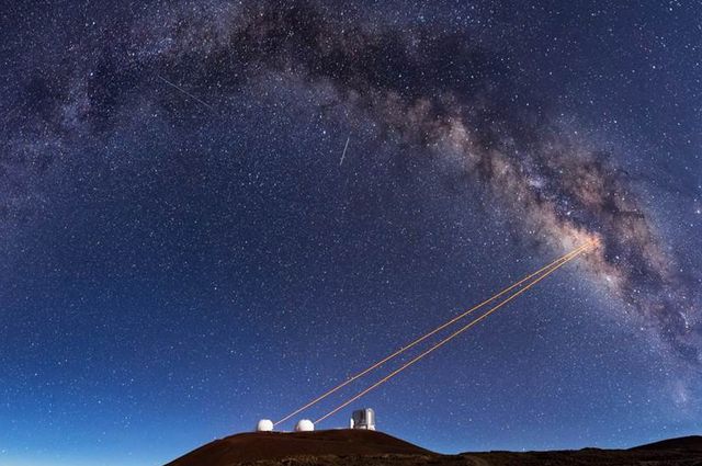 Los telescopios del Observatorio Keck ven a través de la atmósfera terrestre. Imagen: Ethan Tweedie. Fuente: UCLA.