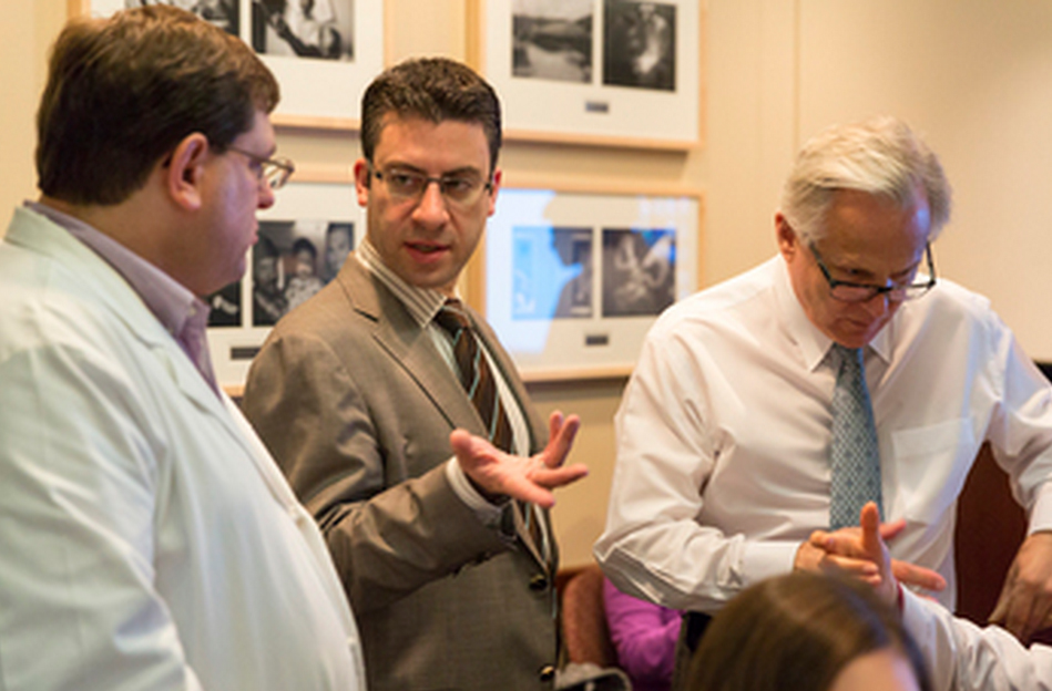 Ftychios Sifakis, centro, junto a Tim King, izquierda, y Court Cutting. Fuente: UW