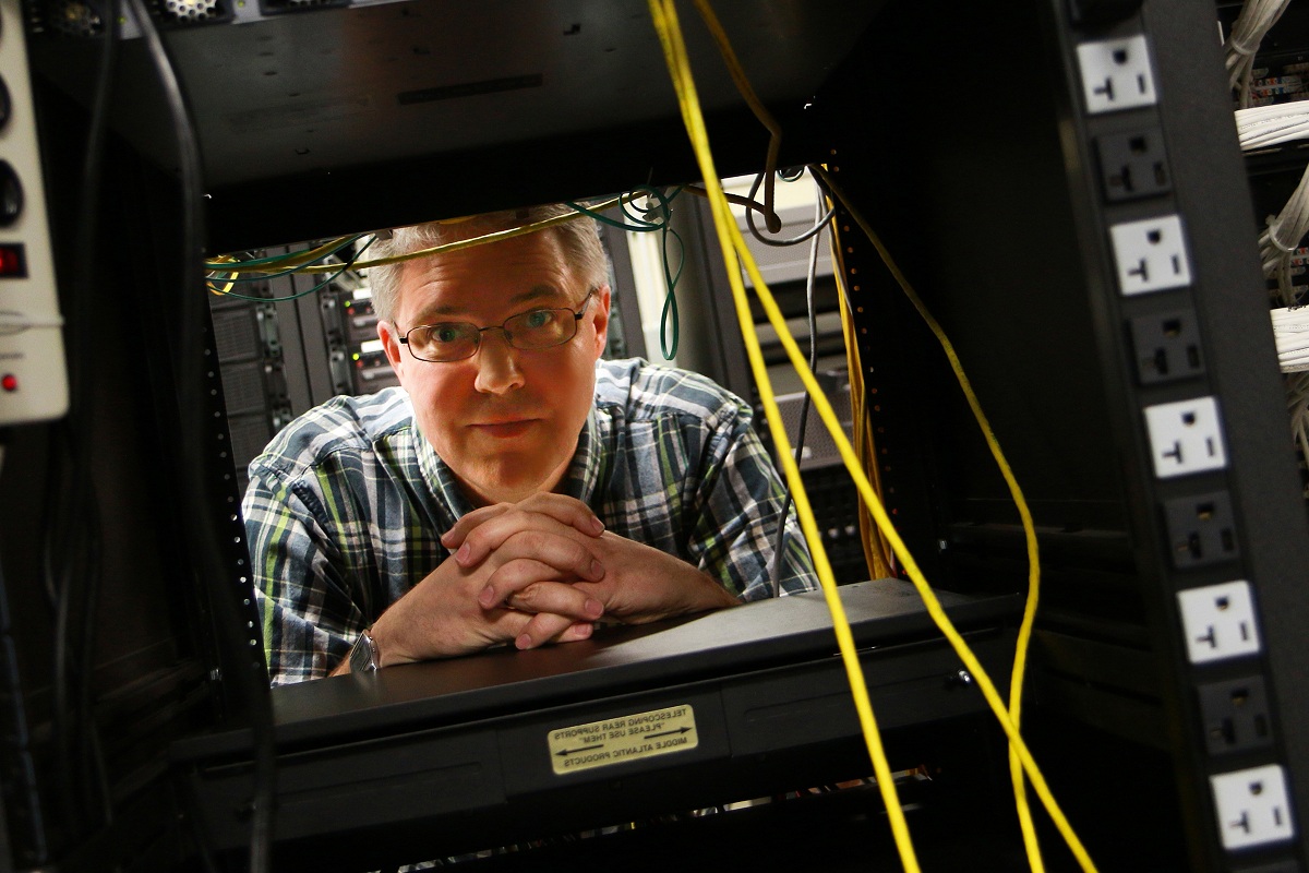 Eric Eide entre servidores web. Imagen: Dan Hixson. Fuente: Universidad de Utah.