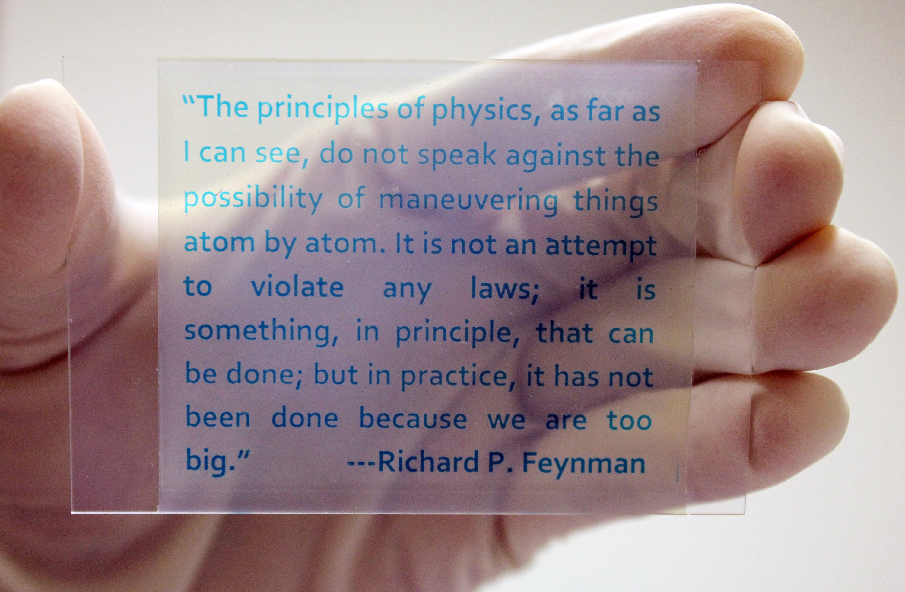 "Los principios de la física, hasta donde yo sé, no dicen nada contra la posibilidad de manipular las cosas átomo a átomo. No es un intento de violar ninguna ley; es algo que en principio se puede hacer; pero en la práctica no se ha hecho porque somos demasiado grandes." (Richard P. Feynman). Fuente: Yin Lan/UC Riverside.