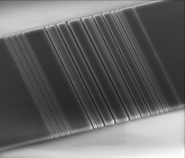 La rebanada de silicio, con el patrón en forma de código de barras. Fuente: Universidad Stanford.