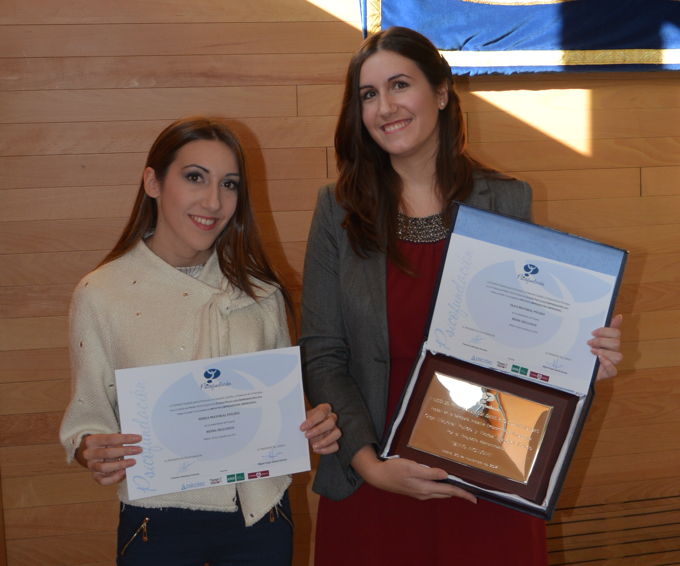 De izquierda a derecha, Nerea Mayoral Pulido y Olga Mayoral Pulido, en el momento de recibir su accésit en la III Jornada de Inserción Laboral y Emprendimiento en Psicología que organizó Psicofundación el pasado 20 de noviembre.