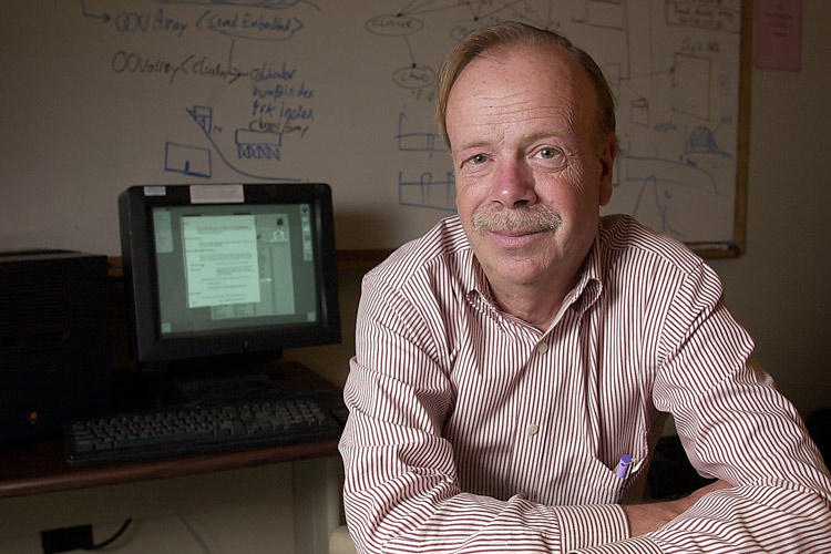 El físico Paul Kunz instaló el primer servidor web fuera de Europa, en SLAC, en 1991. Fuente: Universidad Stanford.