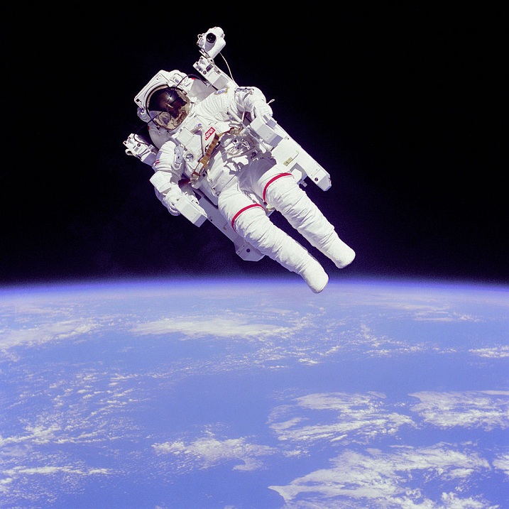Bruce McCandless II con un traje espacial para misiones extravehiculares en su configuración más avanzada, 1984. Fuente: NASA.