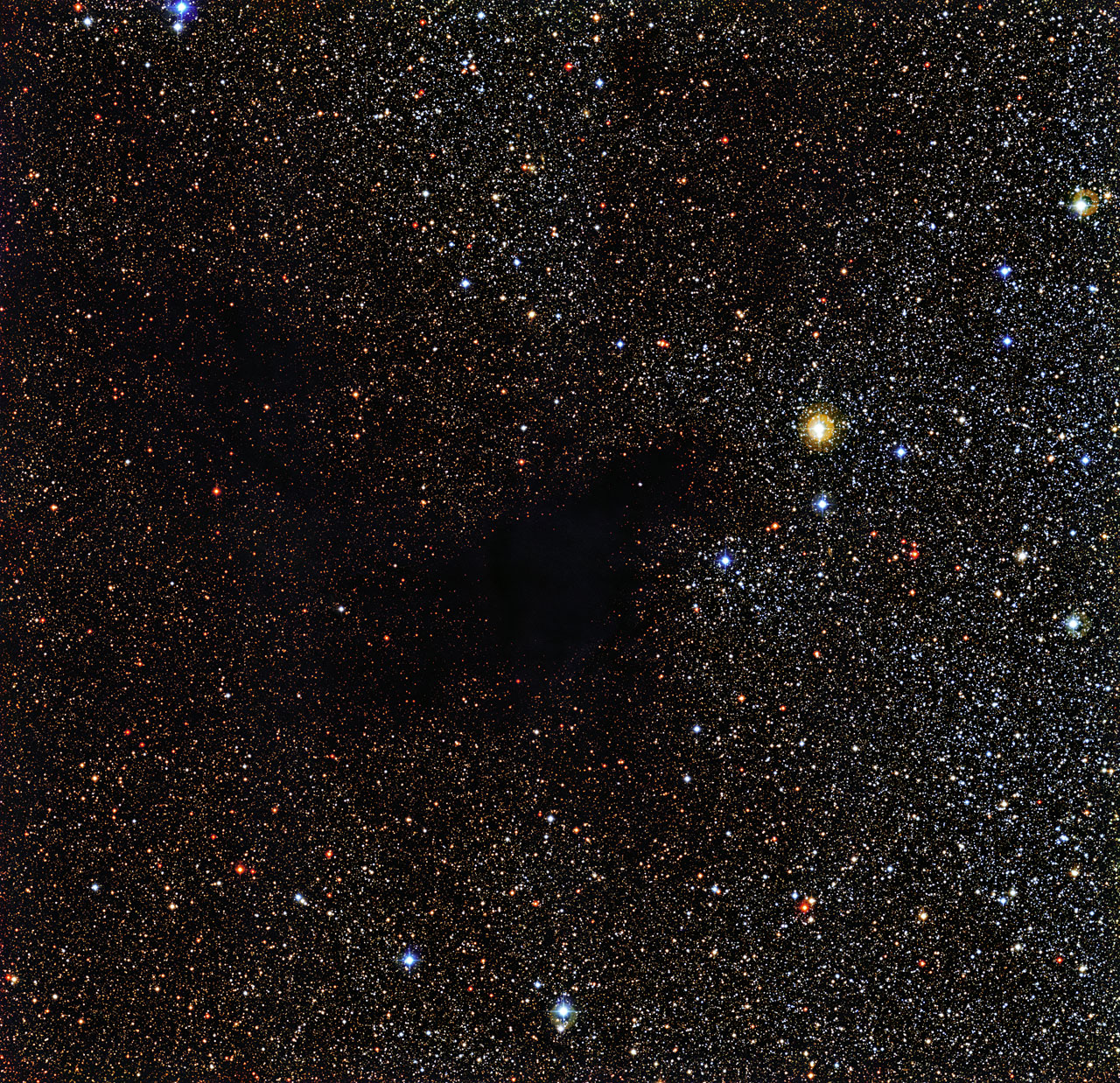 La nebulosa oscura LDN 483 en como un útero gestante de nuevas estrellas. Fuente: ESO.