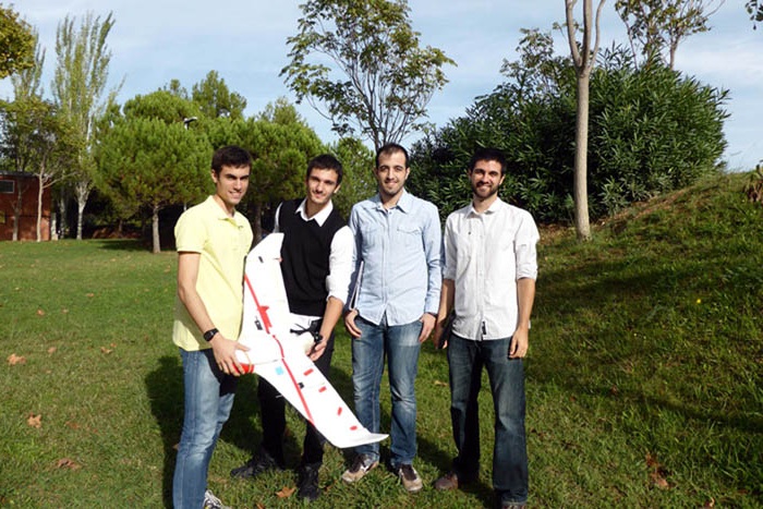 Los cuatro estudiantes, con su dron. Fuente: UPC.