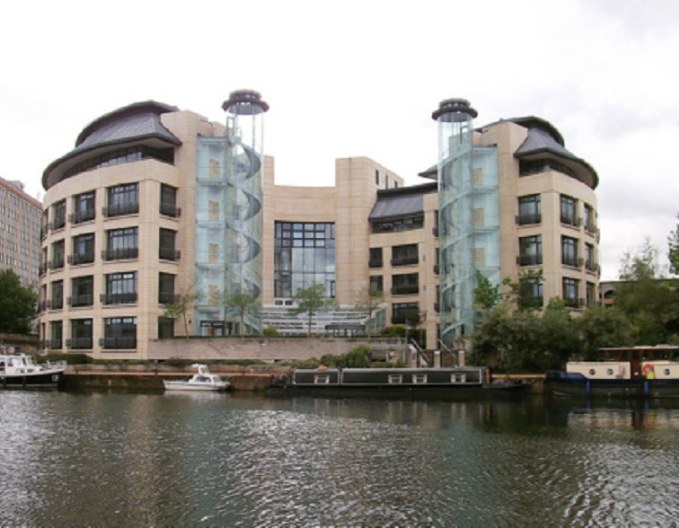 Sede central de Thames Water, la empresa que gestiona y trata el agua del Támesis, en Reading. Imagen: Jim Linwood. Fuente: Flickr.