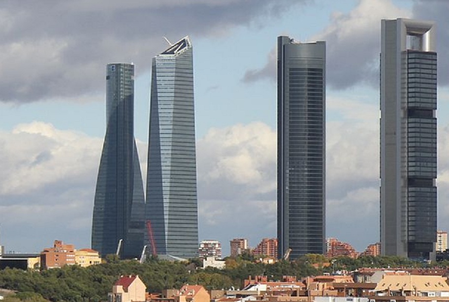 Los puntos calientes de contaminación del aire se mantendrán en las principales ciudades europeas. En la imagen, Torres de Madrid. Imagen: Archivaldo. Fuente: Wikimedia Commons.