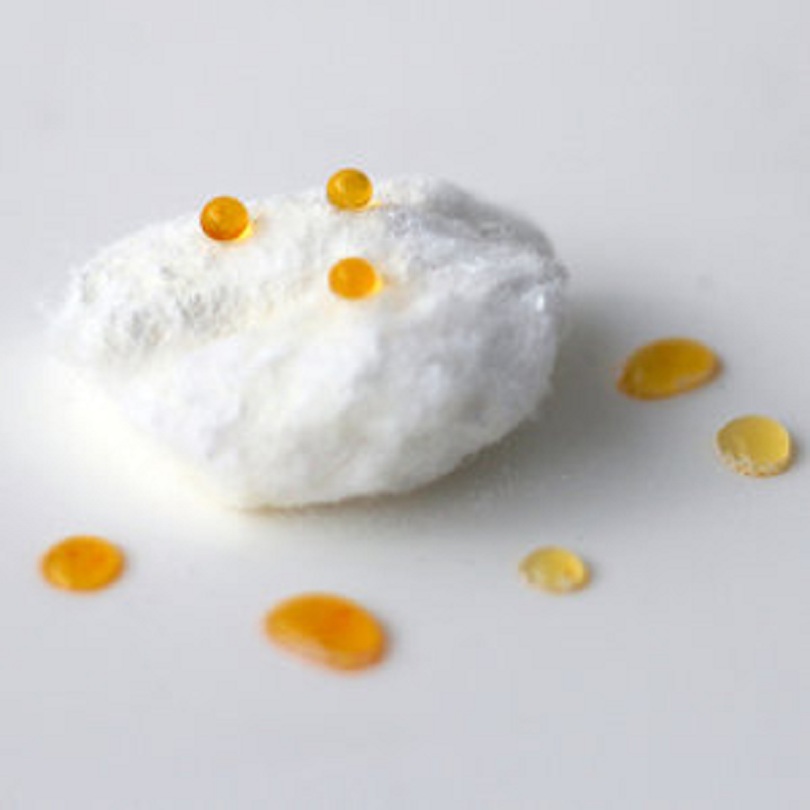 Gotas de agua teñidas de naranja, sobre algodón tratado con la pintura protectora. Imagen: Oli Usher. Fuente: UCL.