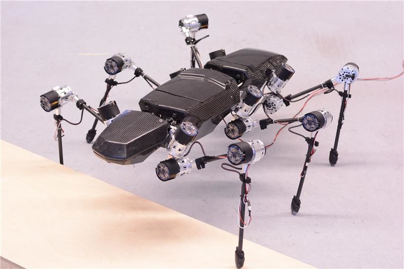 El robot Héctor dando sus primeros pasos, a finales de 2014. Fuente: CITEC/Bielefeld University.